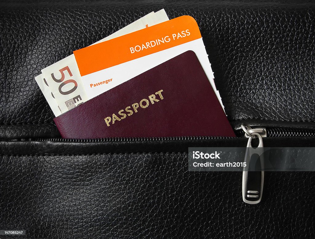Cartão de embarque, passaporte e dinheiro - Foto de stock de Passagem de Avião royalty-free