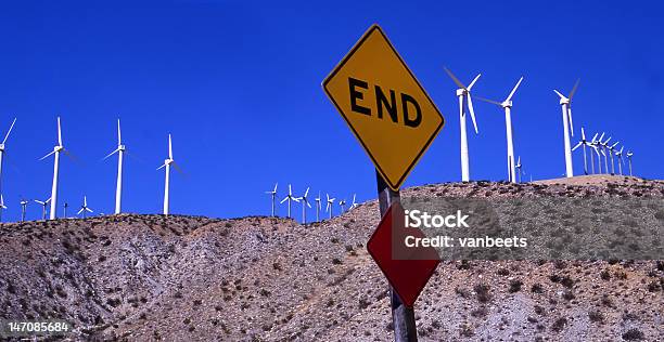 Señal De Tráfico Y Molinos De Viento Foto de stock y más banco de imágenes de Aerogenerador - Aerogenerador, Azul, Central eléctrica