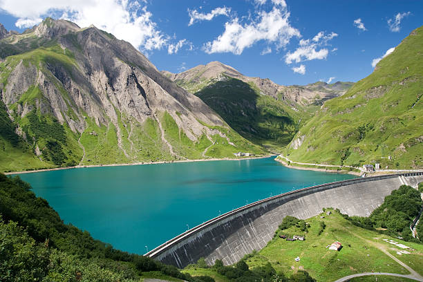 istock Dam in italian Alps 147085750