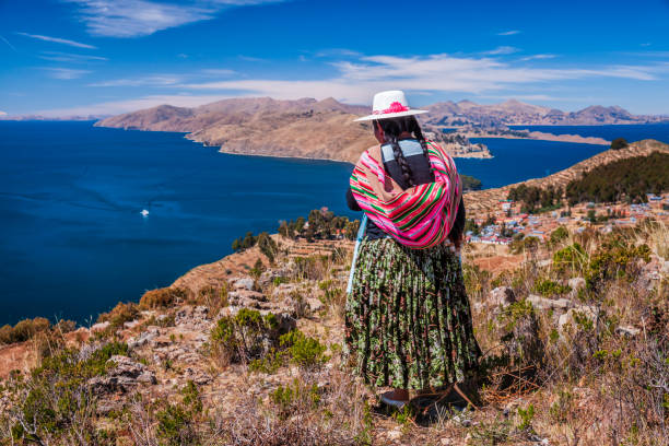 뷰를 보고 있는 아이마라 여성, 이슬라 델 솔, 티티카카 호수, 볼리비아 - bolivian culture 뉴스 사진 이미지