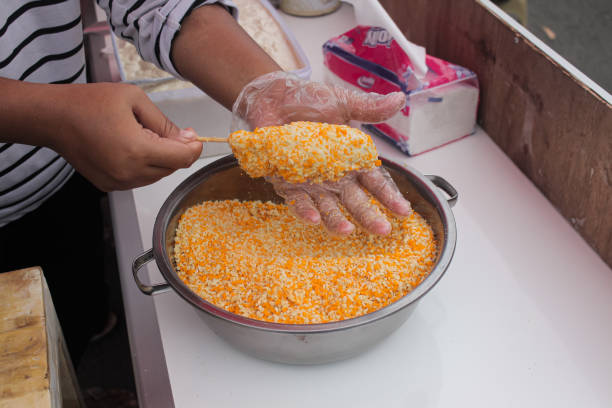 proces tworzenia corndoga, jedzenia w stylu koreańskim. - corn_dog zdjęcia i obrazy z banku zdjęć