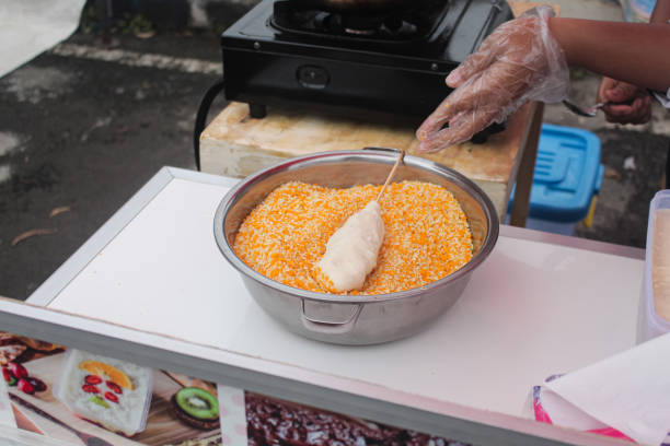 proces tworzenia corndoga, jedzenia w stylu koreańskim. - corn_dog zdjęcia i obrazy z banku zdjęć