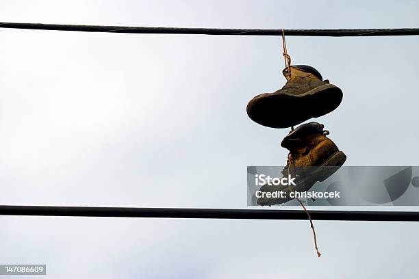 Обувь Подвешенного На Телефонных Проводов — стоковые фотографии и другие картинки Вешать - Вешать, Рабочий ботинок, Без людей