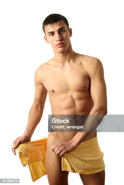 Joven Después De Ruedas Foto de stock y más banco de imágenes de Hombres - Hombres, Desnudo, Envuelto en una toalla