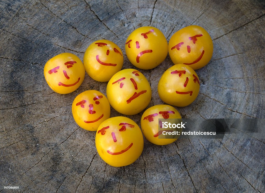 Ciruelas como emoticons amarillo - Foto de stock de Aire libre libre de derechos