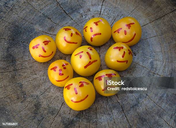 Photo libre de droit de Jaune Comme Emoticons Prunes banque d'images et plus d'images libres de droit de En bois - En bois, Horizontal, Jardin de la maison