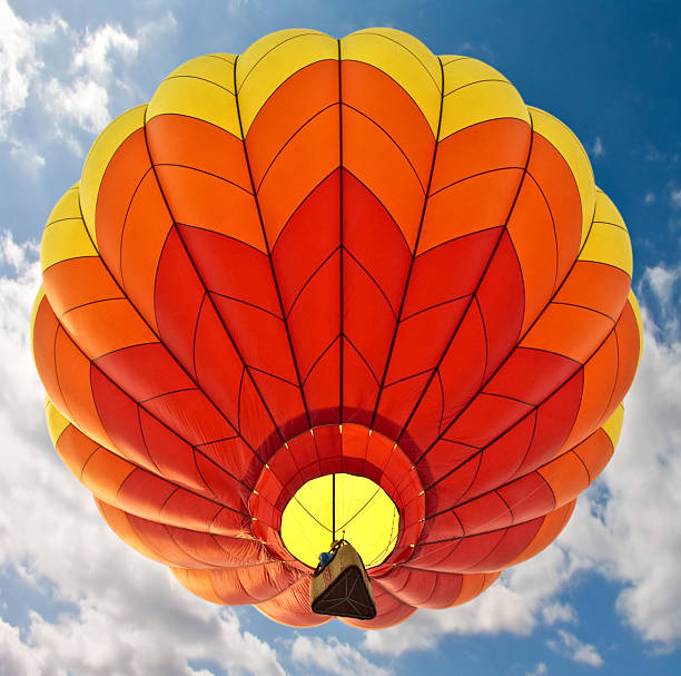 Em vermelho, laranja e amarelo balão de ar quente - foto de acervo