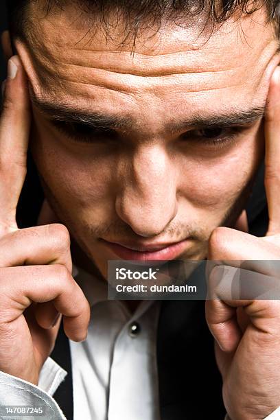Stresskonzeptbusinessmann Mit Einem Kopfschmerz Stockfoto und mehr Bilder von Bestürzt - Bestürzt, Depression, Dunkel