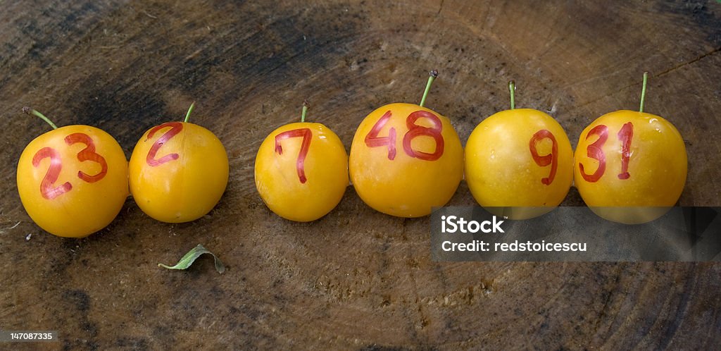 Prune jaune comme primé de boules de loterie - Photo de Chance libre de droits