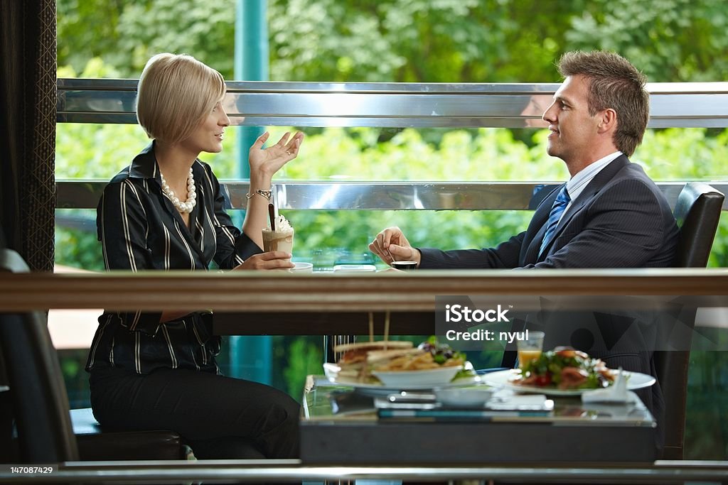 Incontro di lavoro in caffetteria - Foto stock royalty-free di Capelli biondi