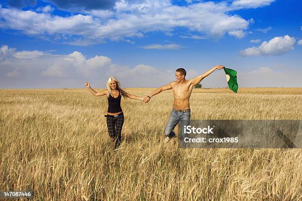 Photo libre de droit de Balade Romantique Sur Le Terrain banque d'images et plus d'images libres de droit de Coucher de soleil - Coucher de soleil, Deux personnes, Scène rurale