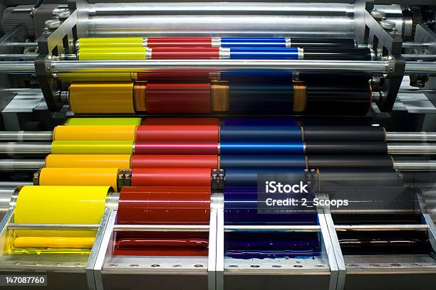 Impresión Offset Con Rodillos De Tinta De Color Cmyk Prensa Foto de stock y más banco de imágenes de Tinta