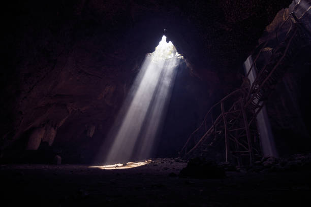 luz solar a través del agujero de la cueva. - west nusa tenggara fotografías e imágenes de stock