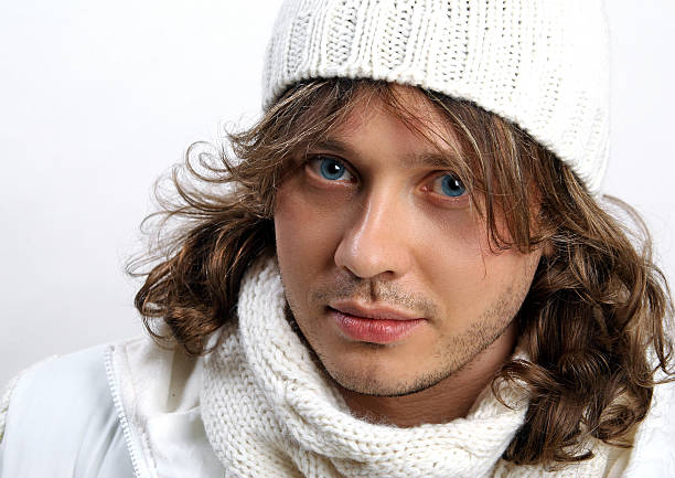 Retrato de hombre joven con Sombrero de tejido sobre fondo blanco - foto de stock