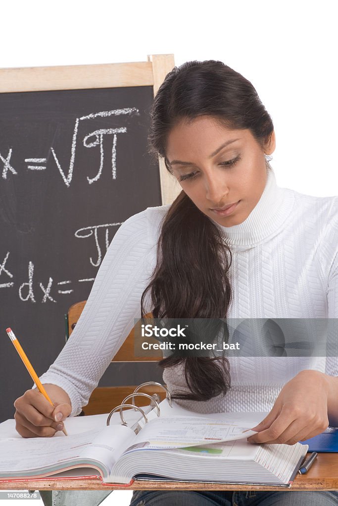 Indian Studente di università studiare esame matematica donna - Foto stock royalty-free di 16-17 anni