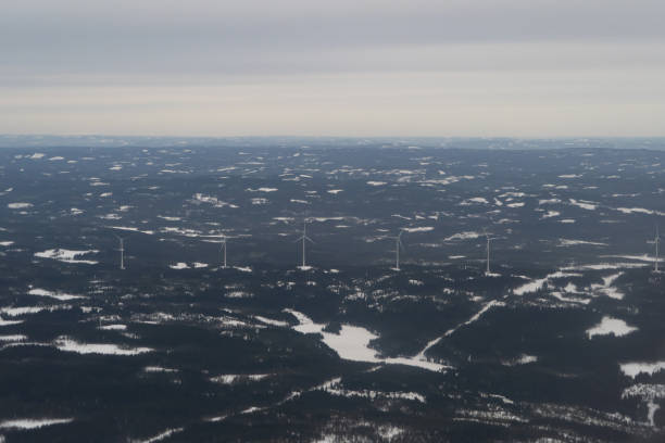 旅行と輸送のコンセプトにおける窓からの風力タービンの空撮。冬の白い雪山。自然の風景の背景。 - mountain range earth sky airplane ストックフォトと画像
