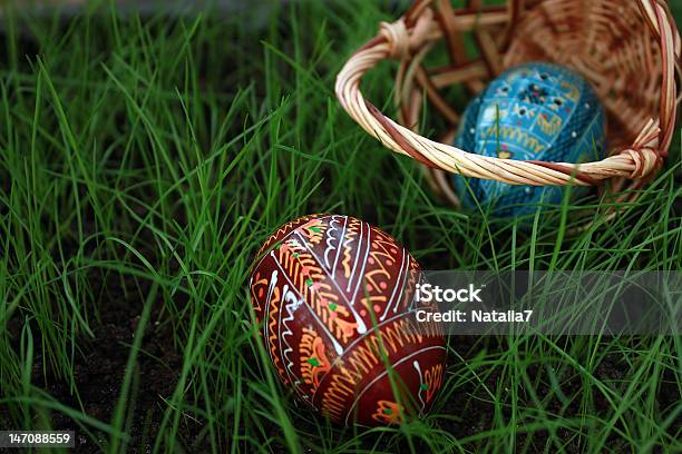 Invertida Cesta De Pascua Con Huevos De Hierba Foto de stock y más banco de imágenes de Amarillo - Color - Amarillo - Color, Azul, Cesta