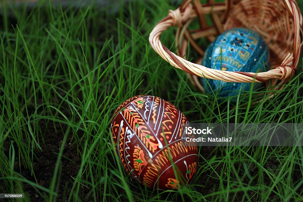 Sfondo di Pasqua con un cesto di uova su erba - Foto stock royalty-free di Blu