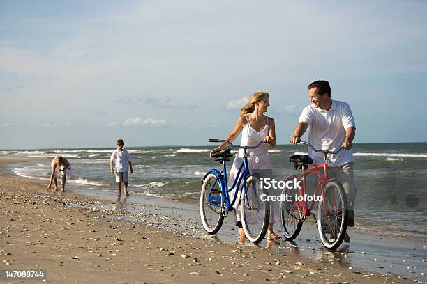 Rodzina Na Plaży - zdjęcia stockowe i więcej obrazów 40-49 lat - 40-49 lat, Aktywny tryb życia, Bicykl