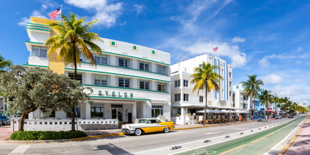 avalon hotel em estilo de arquitetura art deco e panorama de carros clássicos na ocean drive em miami beach flórida, estados unidos - art deco art deco district miami florida south beach - fotografias e filmes do acervo