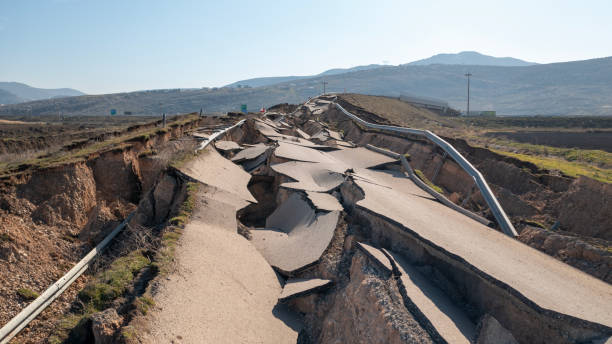 le organizzazioni di soccorso stanno lavorando nella zona colpita dal terremoto in turchia. - quake damaged section foto e immagini stock