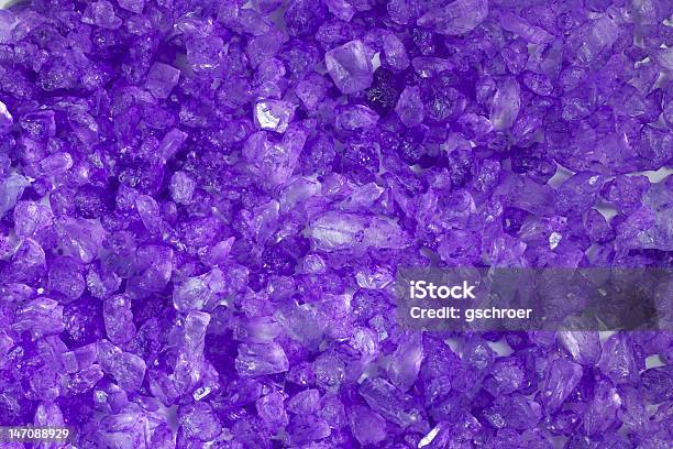 Рок Фон Фиолетовый Кристалл — стоковые фотографии и другие картинки Без людей - Без людей, Беспорядок, Горизонтальный