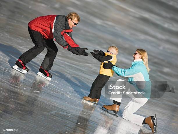 母親父親息子にアイススケート場 - 3人のストックフォトや画像を多数ご用意 - 3人, 4歳から5歳, ウィンタースポーツ