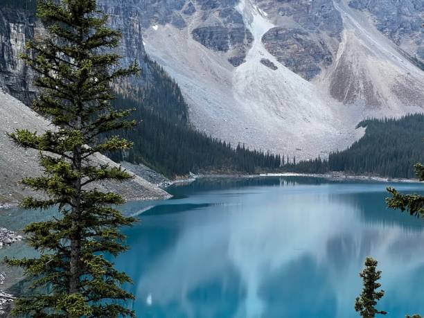 istock Turquoise Waters of Moraine Lake 1470891428