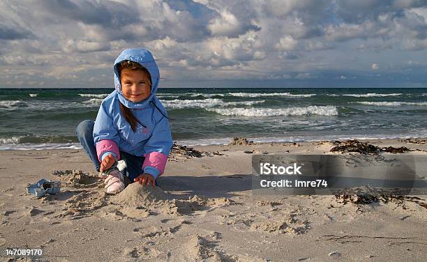 Littlegirl En La Playa Tiene En El Viento Foto de stock y más banco de imágenes de Jugar - Jugar, Naturaleza, Niño