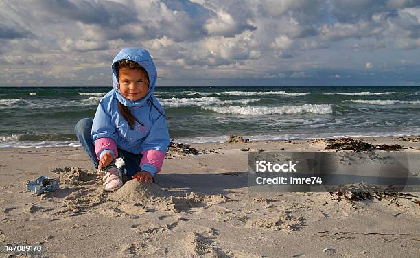 Littlegirl Na Plaży Odgrywa W Wiatr - zdjęcia stockowe i więcej obrazów Dziecko - Dziecko, Granie, Natura