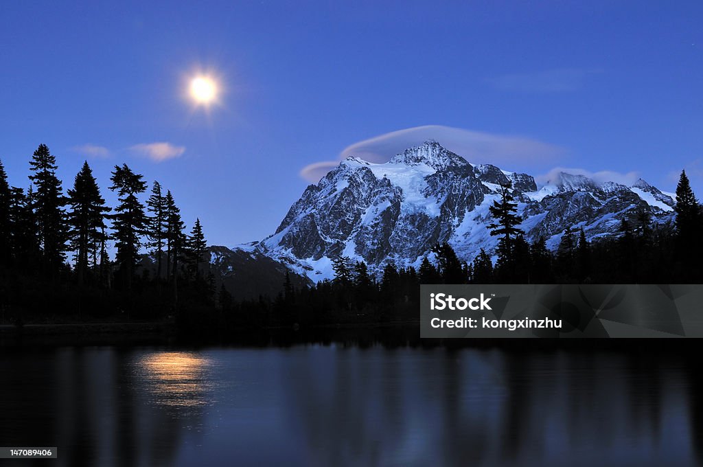 Monte shuksan coberta com estampa listrada lenticular com nuvens - Foto de stock de Estado de Washington royalty-free