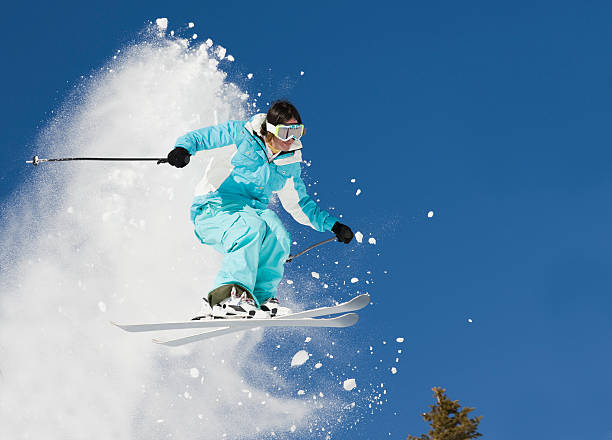 若い男性コロラドのスキージャンプ - powder snow skiing agility jumping ストックフォトと画像