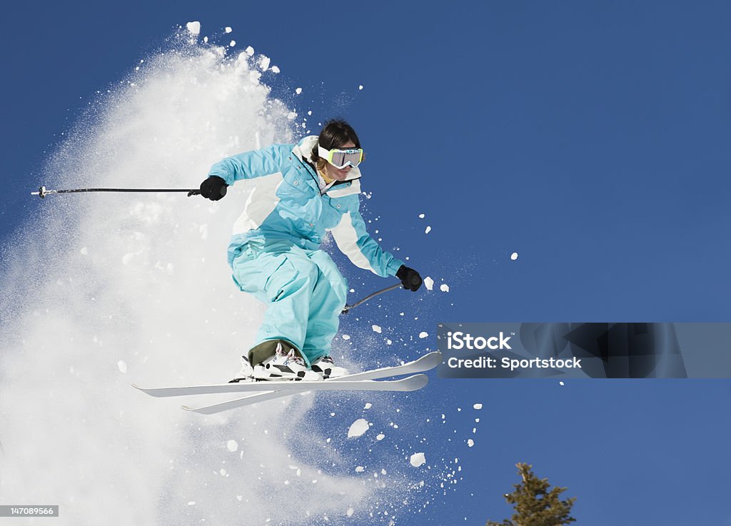 Молодой человек, Прыжки на лыжах с трамплина в Колорадо - Стоковые фото Лыжный спорт роялти-фри