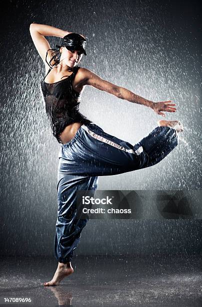 Junge Frau Moderne Tanz Stockfoto und mehr Bilder von Tanzen - Tanzen, Regen, Wasser