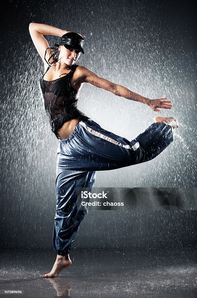 Joven mujer moderna de baile - Foto de stock de Bailar libre de derechos