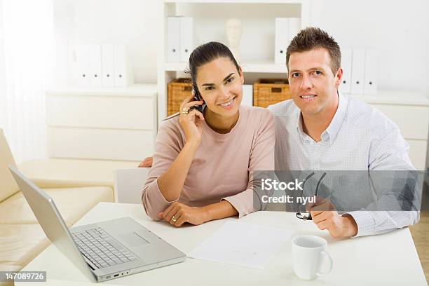 커플입니다 앉아 표 노트북 휴대 전화 사용 2명에 대한 스톡 사진 및 기타 이미지 - 2명, 35-39세, 갈색 머리