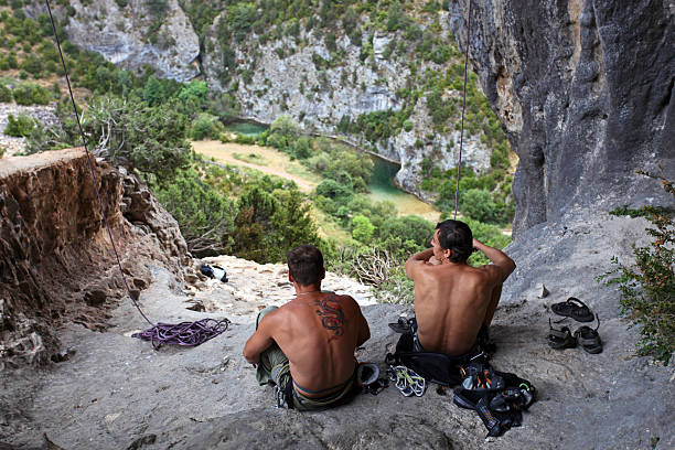 Dois rock alpinistas descansar entre subidas - fotografia de stock