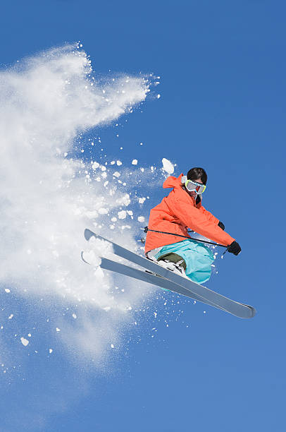 прыжки на лыжах с трамплина в колорадо - powder snow skiing agility jumping стоковые фото и изображения
