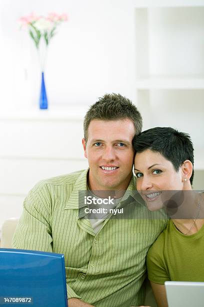 Feliz Pareja Joven Sentada En La Sala De Estar Foto de stock y más banco de imágenes de 30-34 años - 30-34 años, 30-39 años, 35-39 años