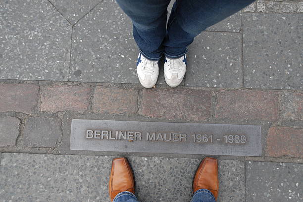 Cтоковое фото Берлинская стена с металлической пластинкой