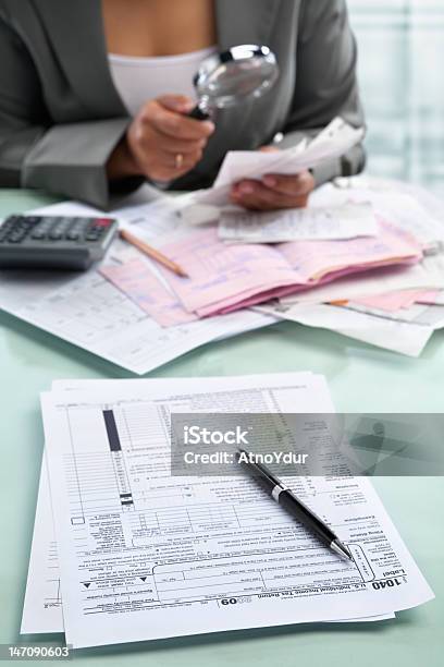 Foto de Formulário Para Imposto E Empresária e mais fotos de stock de Adulto - Adulto, Amontoamento, Asiático e indiano