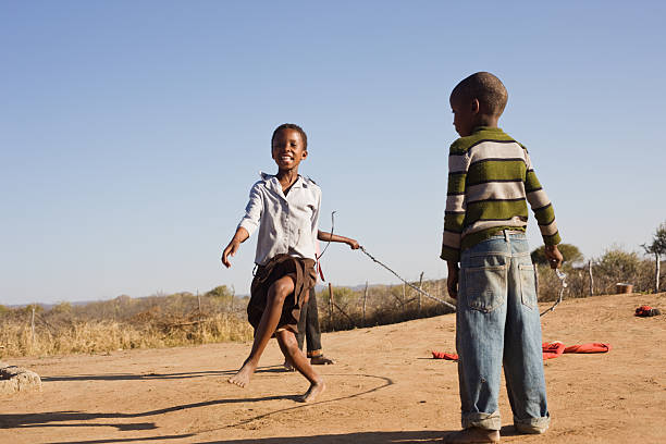 enfants jouant - africa child village smiling photos et images de collection