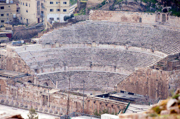 römisches amphitheater in einen hügel geschnitten und bietet platz für 6.000 personen, amman, jordanien - jordan amman market people stock-fotos und bilder