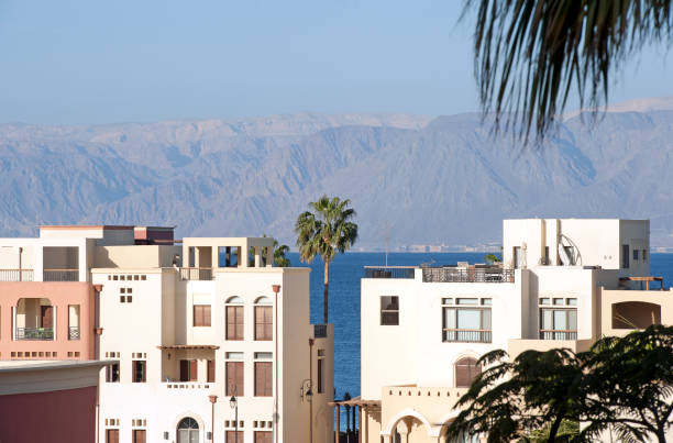 skyline dell'appartamento nel porto del mar rosso di aqaba, giordania - ancient arabic style arch architecture foto e immagini stock