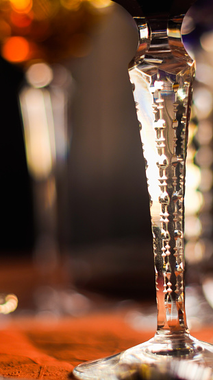 Macro de verres en cristal, disposés sur une table de restaurant