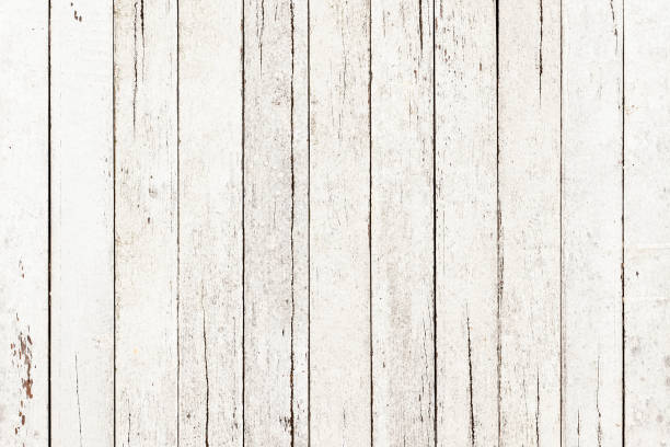 старый потрескавшийся выветрившийся абстрактный белый цвет обшитый тиковым деревом фон с большим количеством древесного зерна и текстуры - wood paint white peeling стоковые фото и изображения