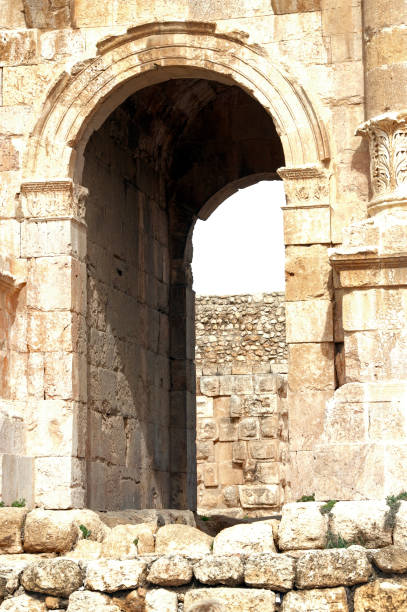 kamienny detal łuku, jarash lub jerrash starożytne miasto, w pobliżu ammanu, jordania - greco roman zdjęcia i obrazy z banku zdjęć