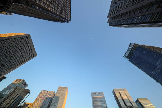 массив небоскребов и голубое небо в токио - marunouchi clear sky urban scene low angle view стоковые фото и изображения