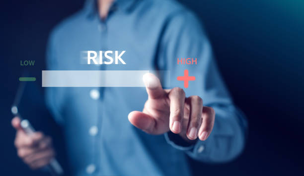 alto rischio del processo decisionale aziendale e analisi dei rischi. misura livello barra virtuale, controllo e strategia di gestione del rischio aziendale rischioso. - risk foto e immagini stock