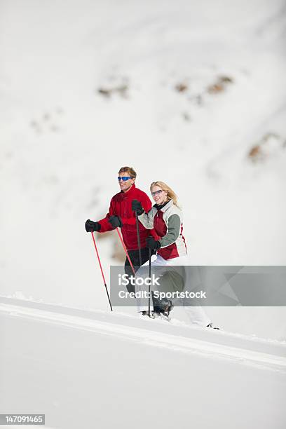 Casal Andar De Raquetas De Neve No Colorado - Fotografias de stock e mais imagens de Andar - Andar, Andar de Raquetas de Neve, Ao Ar Livre